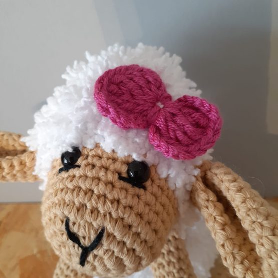 Pembe Tokalı Kuzu Amigurumi Oyuncak