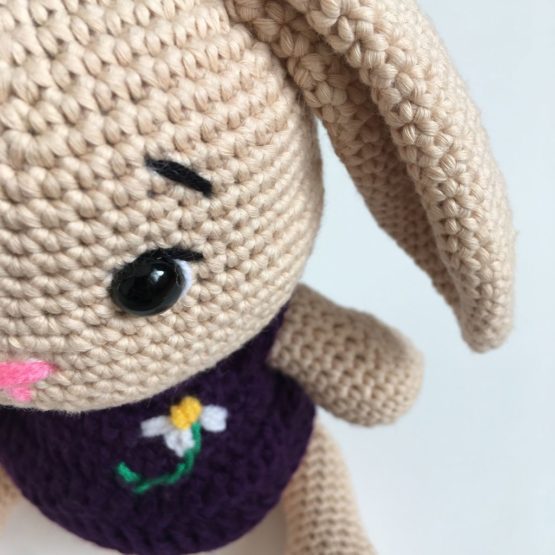 Papatyalı Tavşan Amigurumi Oyuncak - Görsel 3